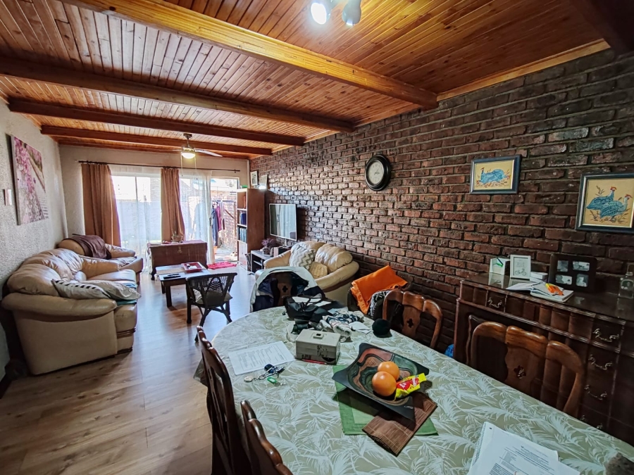 2 Bedroom Property for Sale in Kannoniers Park North West